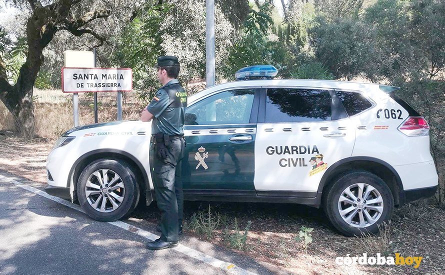 Un agente de la Guardia Civil en Santa María de Trassierra