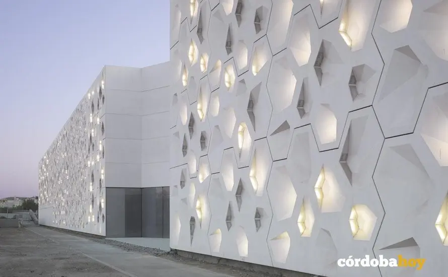El C3A iluminado de noche