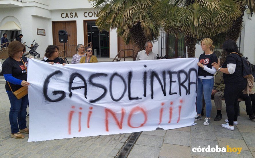 Concentración vecinal contra la gasolinera 'low cost' de Palma del Río