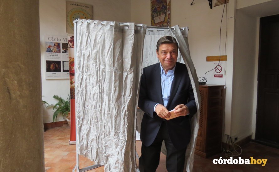 El candidato del Psoe por Córdoba y Ministro de Agricultura, Luis Planas, votando en el antiguo colegio Julio Romero de Torres, en Rey Heredia 2