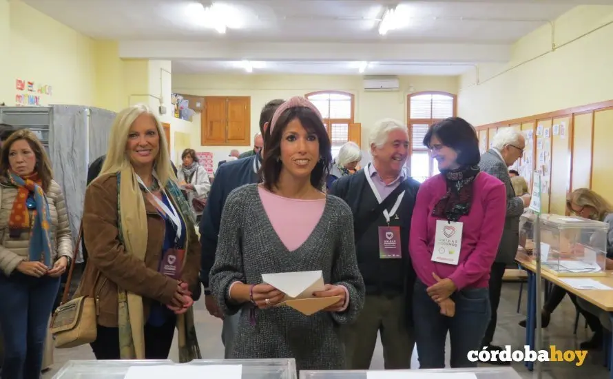 Martina Velarde, candidata de Unidas Podemos al congreso, votando en el colegio Santos M&aacute;rtires, en San Basilio