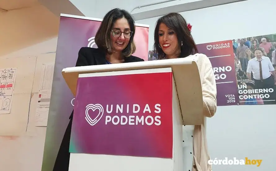 Carmen Mar&iacute;a Ruiz y Martina Velarde, en la sede de Unidas Podemos