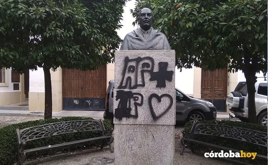 La estatua de L&oacute;pez-Neyra fue pintada hace mes y medio