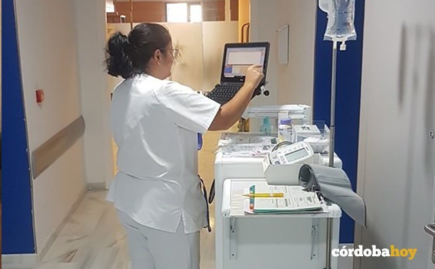 Enfermera del hospital Valle de los Pedroches con su tablet