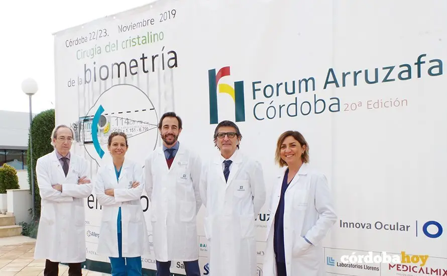 M&eacute;dicos del Hospital La Arruzafa ante el cartel del F&oacute;rum
