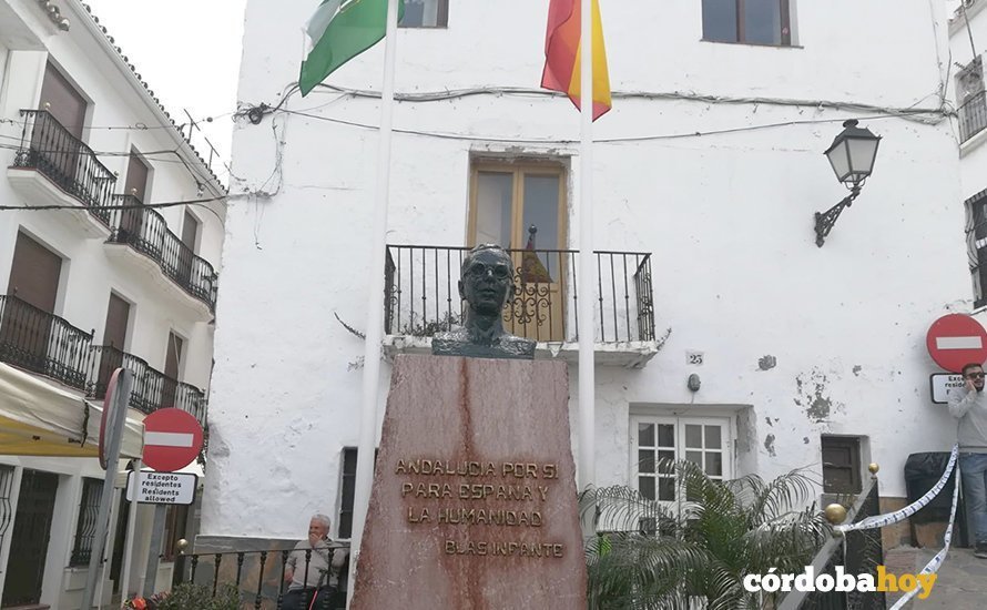 Busto en honor a Blas Infante en su localidad natal, Casares