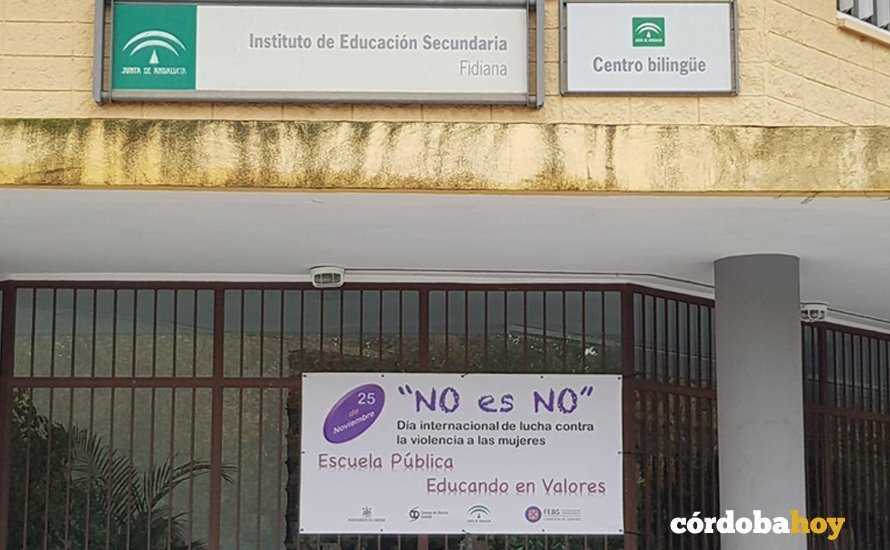 Lona con el 'No es No' en el colegio Fidiana