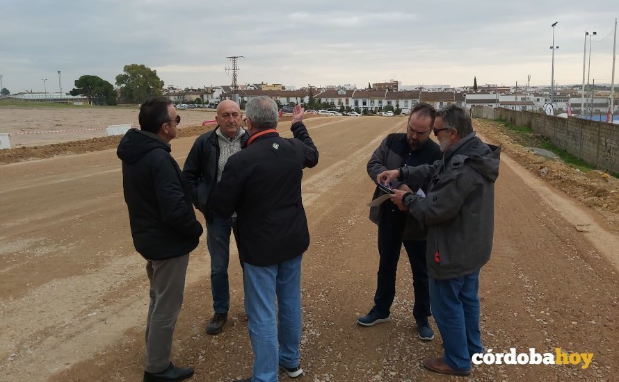 Vecinos de la zona explicándole la situación al concejal de Podemos, Juan Alcántara
