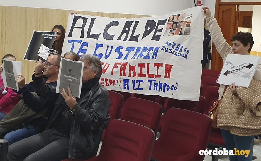 Protesta en el Pleno por la insalubridad que se vive en el barrio de Las Moreras