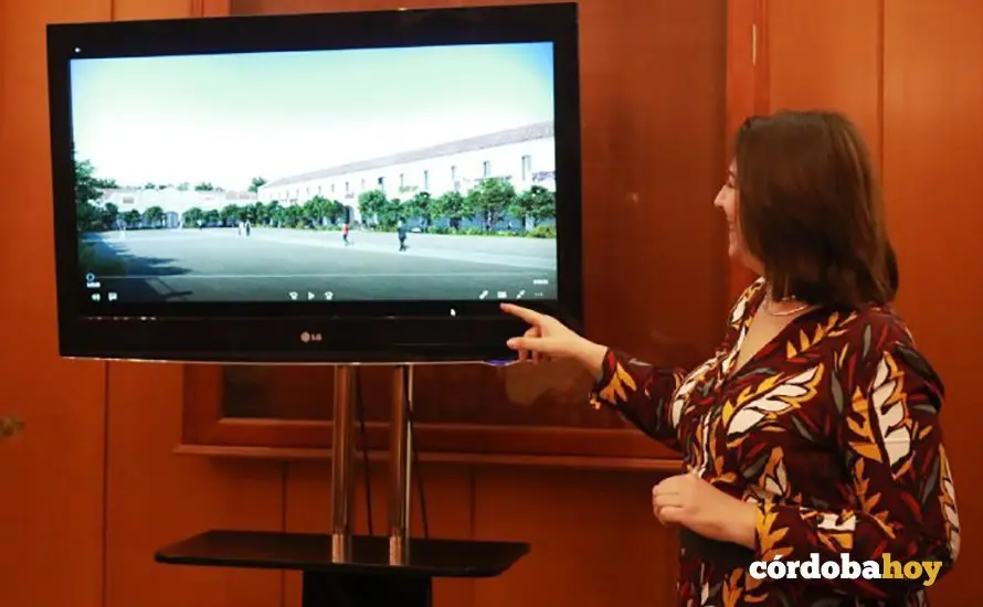 La edil Eva Contador presentando la remodelaci&oacute;n del patio del antiguo cuartel de Lepanto