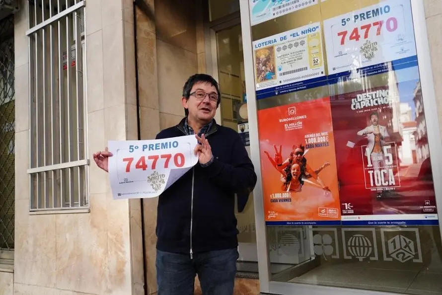 Florencio D&iacute;az, de la administraci&oacute;n de Loter&iacute;a de Pozoblanco, con el n&uacute;mero premiado