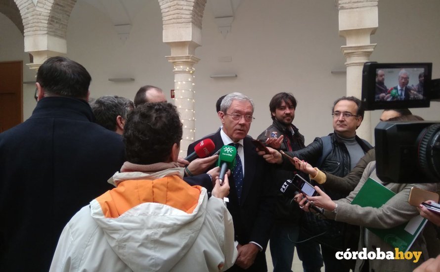 El consejero de economía, Rogelio Velasco, atendiendo a los medios en el Palacio de Congresos
