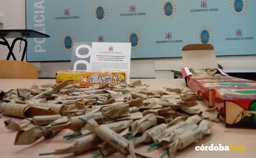 Petardos decomisados en un puesto de chucher&iacute;as de la calle Torremolinos