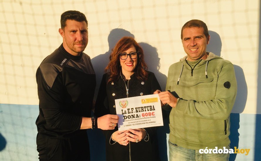 Donación a la Asociación Dislexia Córdoba por parte de la escuela de fútbol Kurtuba