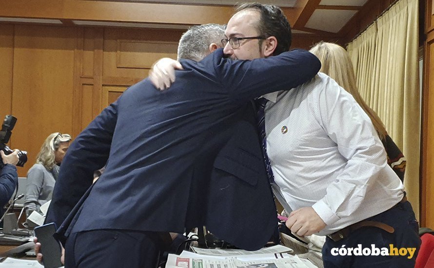 Abrazo de Víctor Montoro (PSOE) y Juan Alcántara (Podemos) antes de iniciarse el Pleno