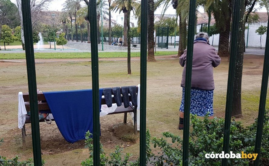 Persona sin hogar en el parque conocido como Los Teletubbies