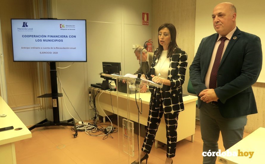 Felisa Cañete y Antonio Ruiz en la presentación del anticipo a cuenta de la recaudación anual