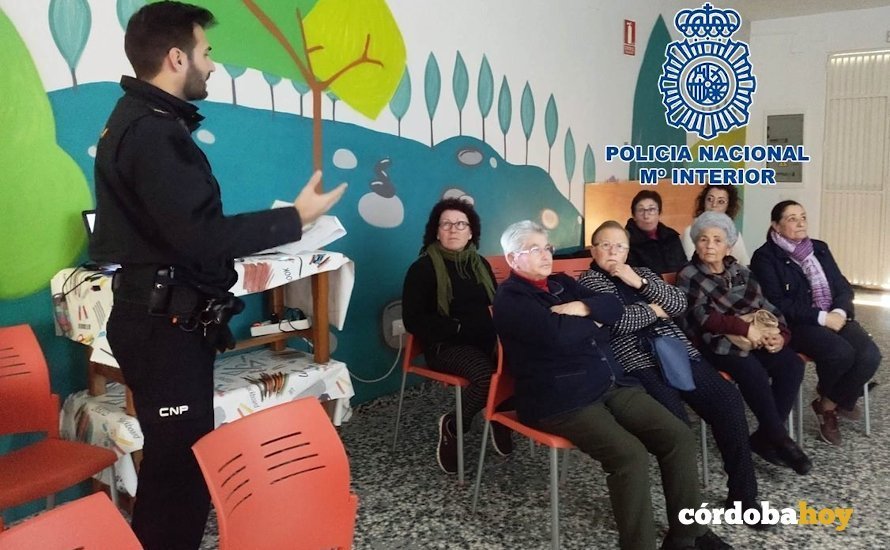 Charla de la Policía Nacional a mayores en Lucena y Cabra