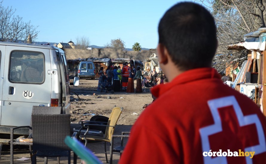 La Cruz Roja atendiendo en un asentamiento de Córdoba