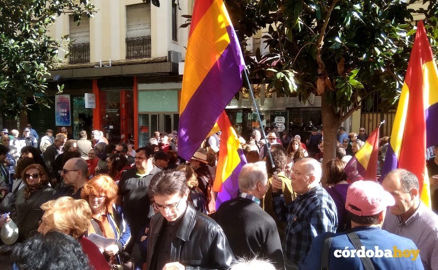 Protesta contra la vuelta de Cruz Conde y Vallellano al callejero