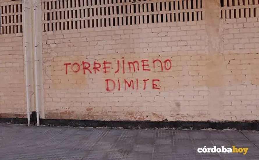 Pintadas contra manuel Torrejimeno en el entorno de su casa particular