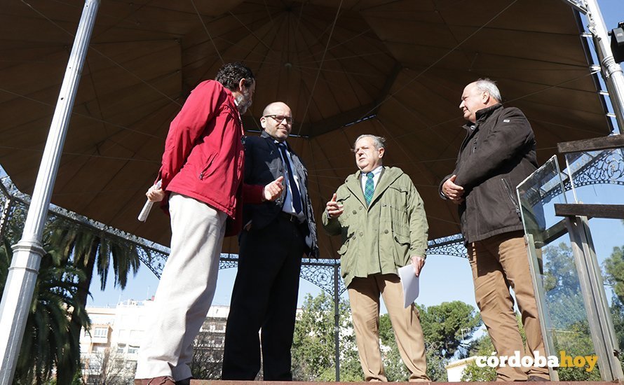 Los concejales Bernardo Jordano y Salvador Fuentes en su visita al Kiosko de la Música