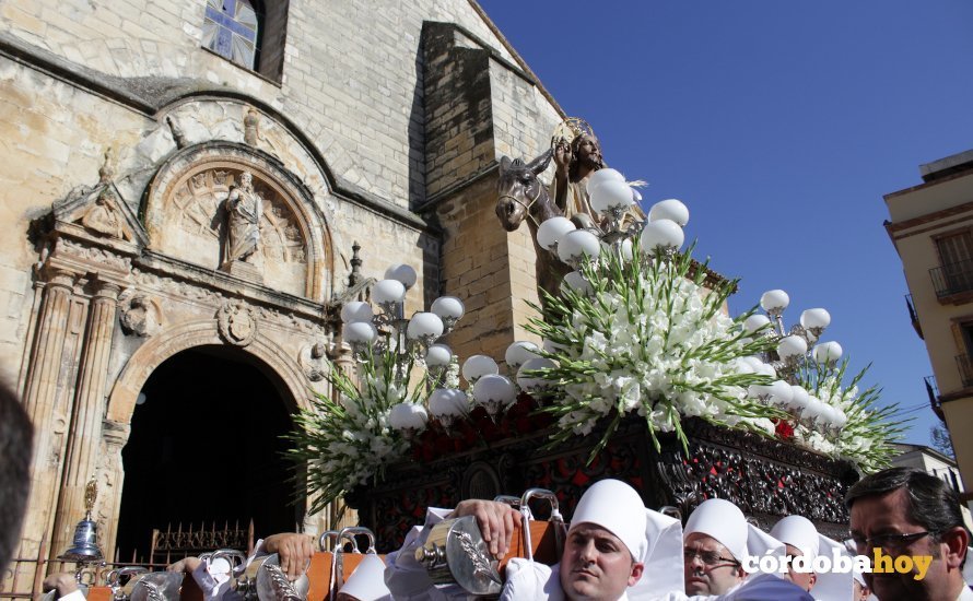 El estilo de portar las imágenes de Semana Santa en Lucena se denomina 'La Santería'