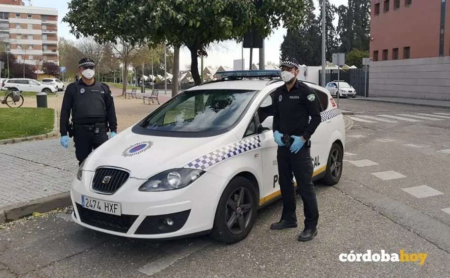 Agentes de la Polic&iacute;a Local con medidas preventivas