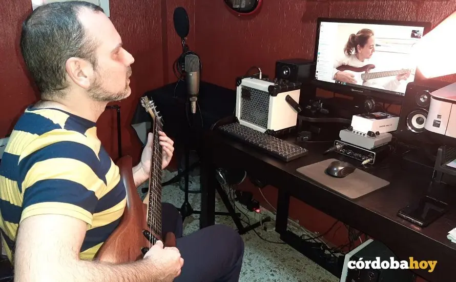 Curro Mart&iacute;n con una de sus alumnas al otro lado de la pantalla