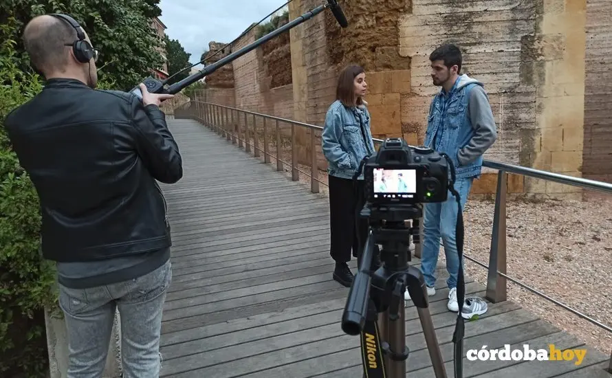 Un momento del rodaje en C&oacute;rdoba de la segunda pel&iacute;cula de Alex Sereno, 'Violeta de los d&iacute;as grises'
