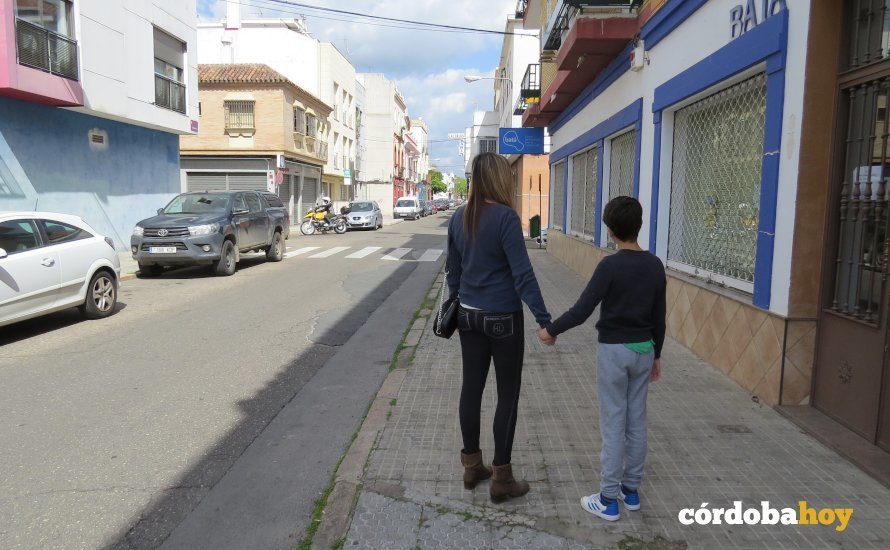 Carmen y su hijo Rubén dando un pequeño paseo al lado de su casa