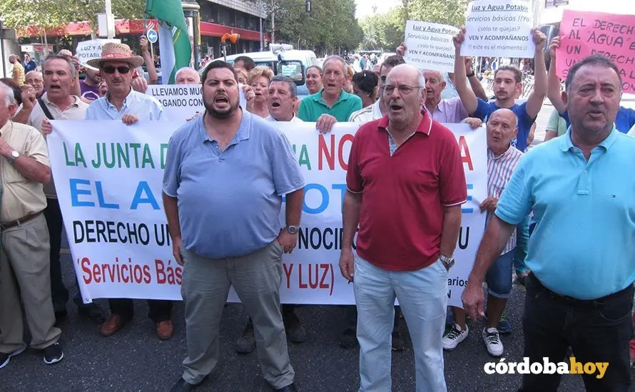 Parcelistas del extrarradio reclamando su derecho a agua potable