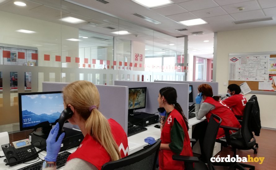 Personal de la Cruz Roja atendiendo llamadas durante la crisis del coronavirus