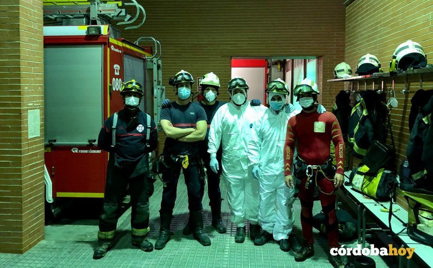 Bomberos cordobeses equipados contra el coronavirus. Foto procedente de la cuenta de Twitter '@cordobafire'