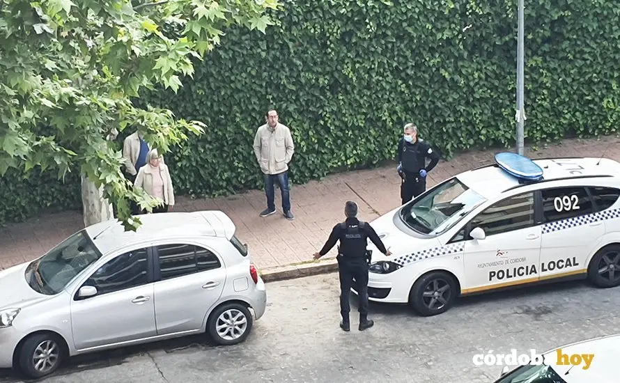 Control policial de vecinos en la calle esta misma ma&ntilde;ana