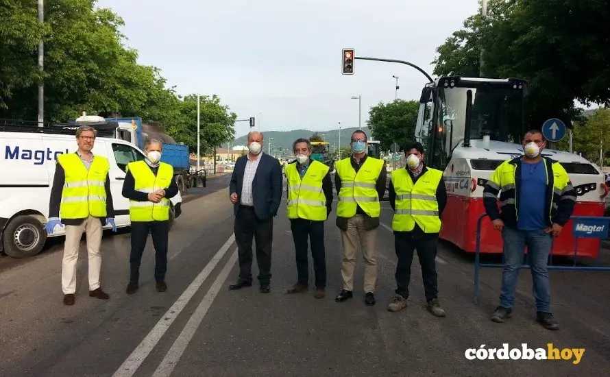 El responsable de Urbanismo, Salvador Fuentes, junto a otros trabajadores en la carretera de Trassierra