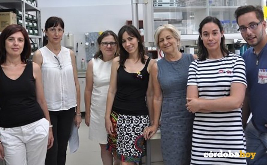 La catedrática Carmen Galán (tercera por la dcha.), con su grupo de investigación de la Universidad de Córdoba