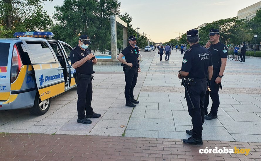 Policía Local controlando el flujo de personas en la capital