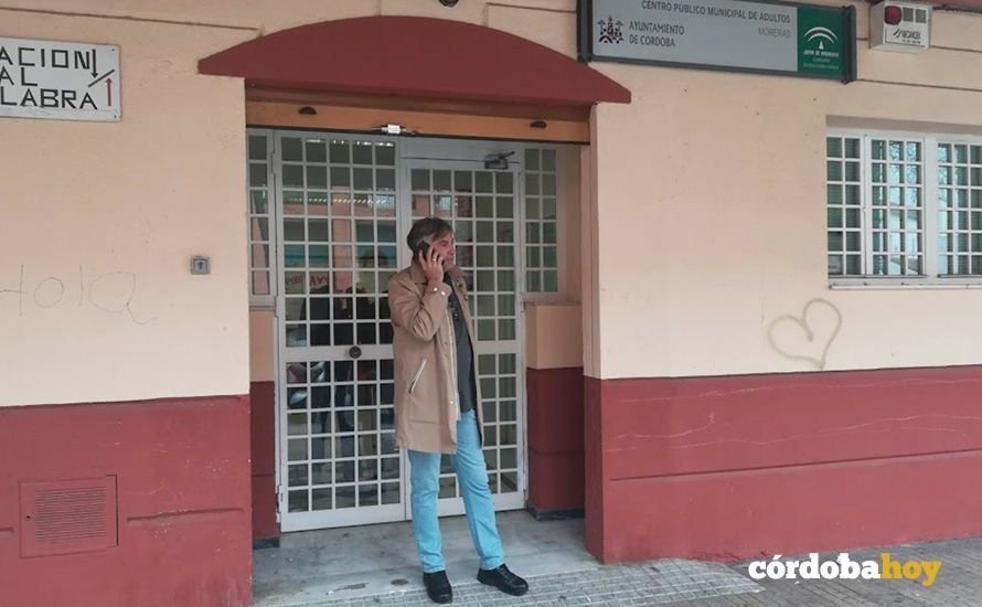 Manuel Ortega, a las puertas del Centro de Adultos de Las Moreras