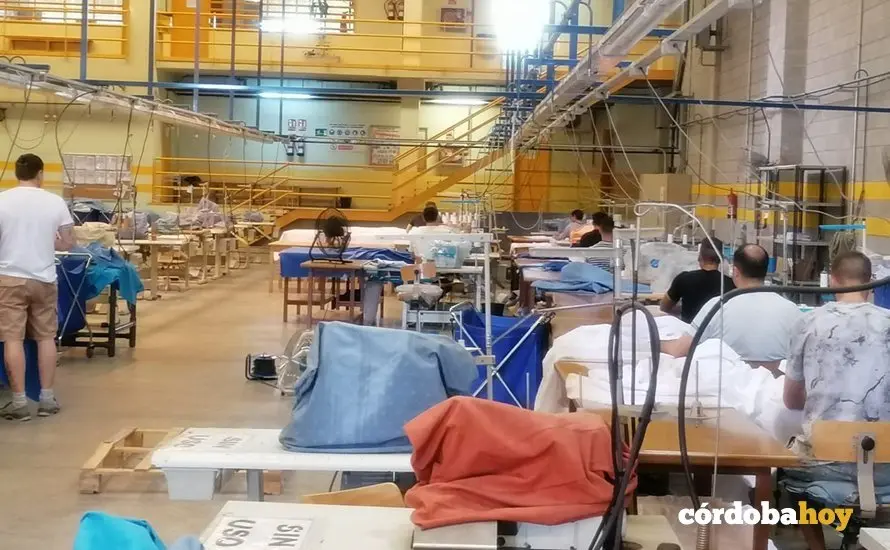 Elaboraci&oacute;n de mascarilla anti-Covid en la Prisi&oacute;n de Alcolea