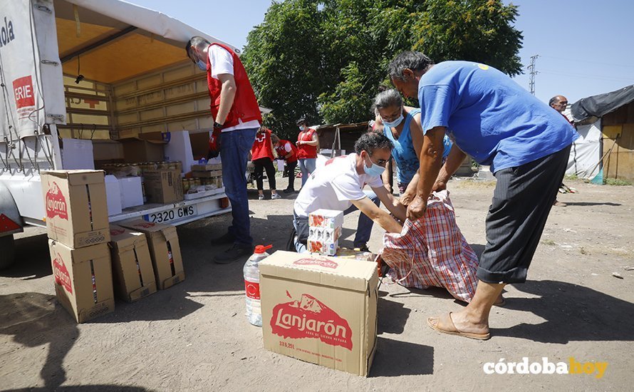 Reparto de comida de la Cruz Roja en el campamento rumano del Cordel de Écija