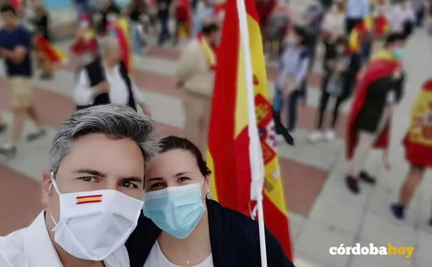 Selfie de Andr&eacute;s Lorite en la cacerolada de la ultraderecha colgado en su Twitter