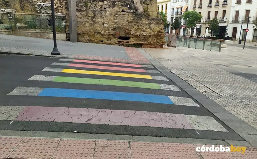 Pasos de cebra con los colores del colectivo LGTBI