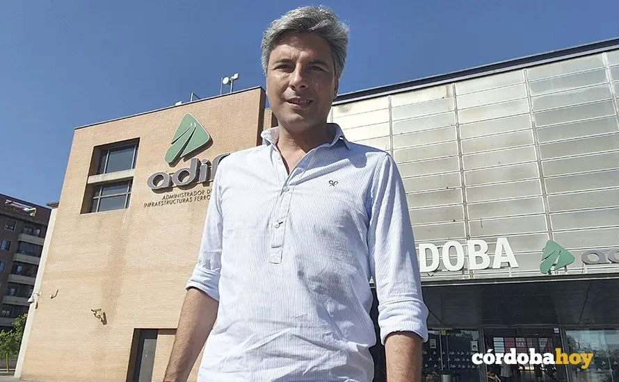 Andr&eacute;s Lorite en la estaci&oacute;n del AVE de C&oacute;rdoba