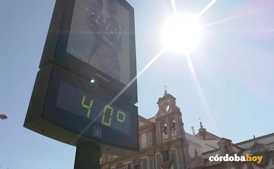 Term&oacute;metro con sol y 40 grados, en una imagen de archivo