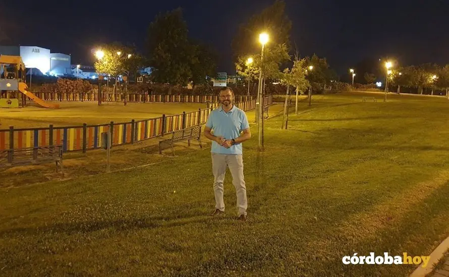 David Dorado, en los jardines junto a la calle Escritora Elena Quiroga