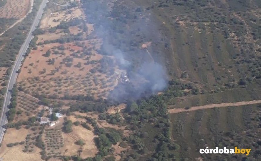 Vista aérea del Infoca sobre la localización del incendio en Santa Eufemia
