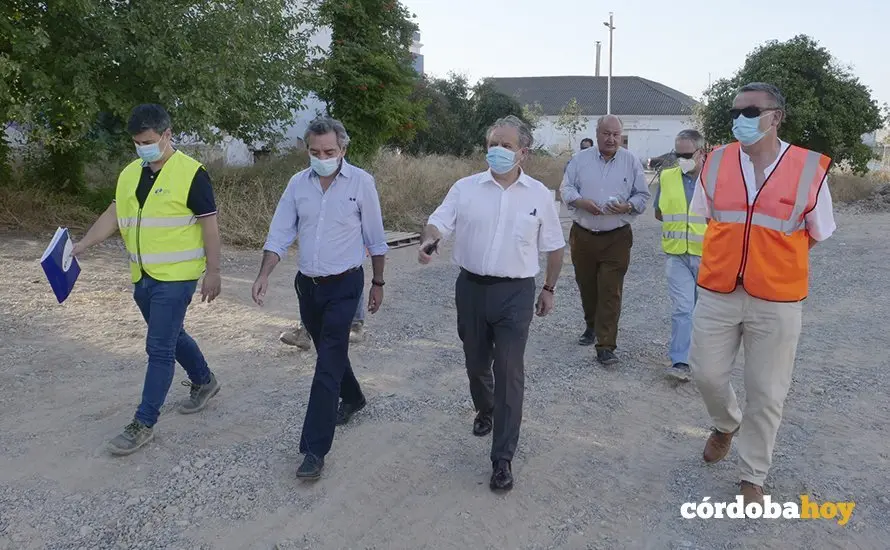Salvador Fuentes (centro) en su visita a Villarrubia