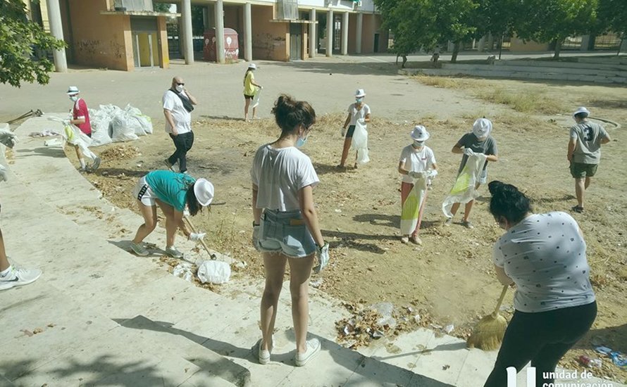 Voluntarios limpiando el barrio del Guadalquivir en Córdoba
