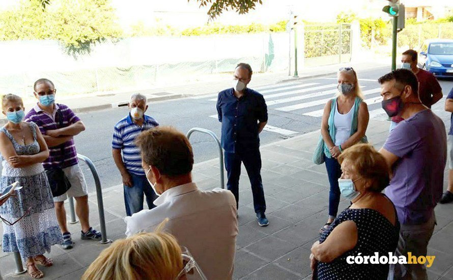Los concejales de Podemos Córdoba Cristina Pedrajas y Juan Alcántara con un grupo de vecinos y vecinas de El Higuerón